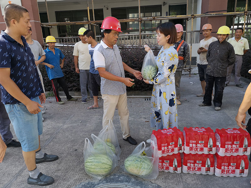 區城建投公司開展夏日送清涼活動