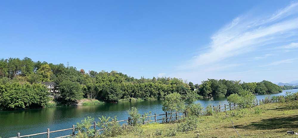 屯溪區昱城文旅公司實地考察傍霞村項目