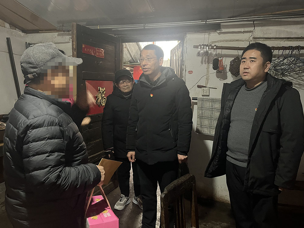 攜手送溫暖 助困獻愛心——屯溪區國投集團開展“攜手助困 獻愛心”募捐慰問活動